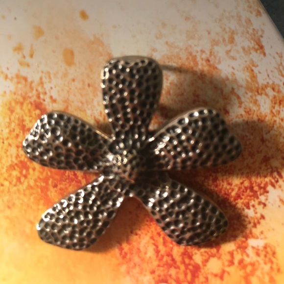 Lia Sophia Jewelry - Lia Sophia flower pendant